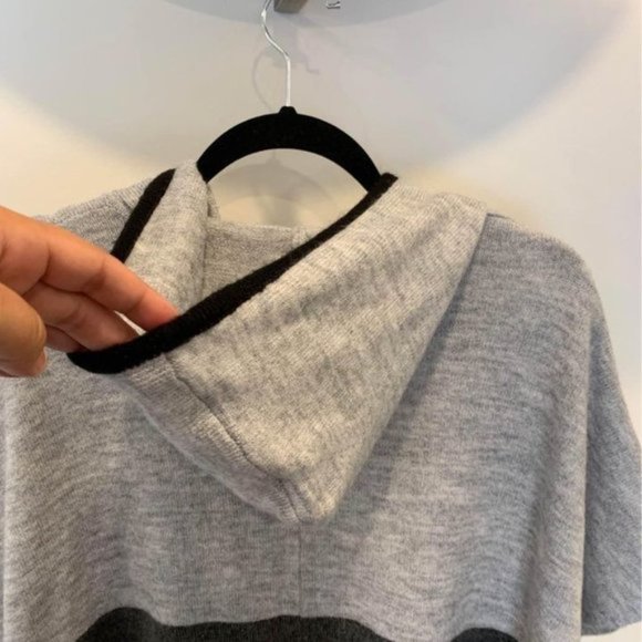 - RICKIS womans cape sweater. Colourblock gray/black. Buckle detail. Hood… - Picture 8 of 10